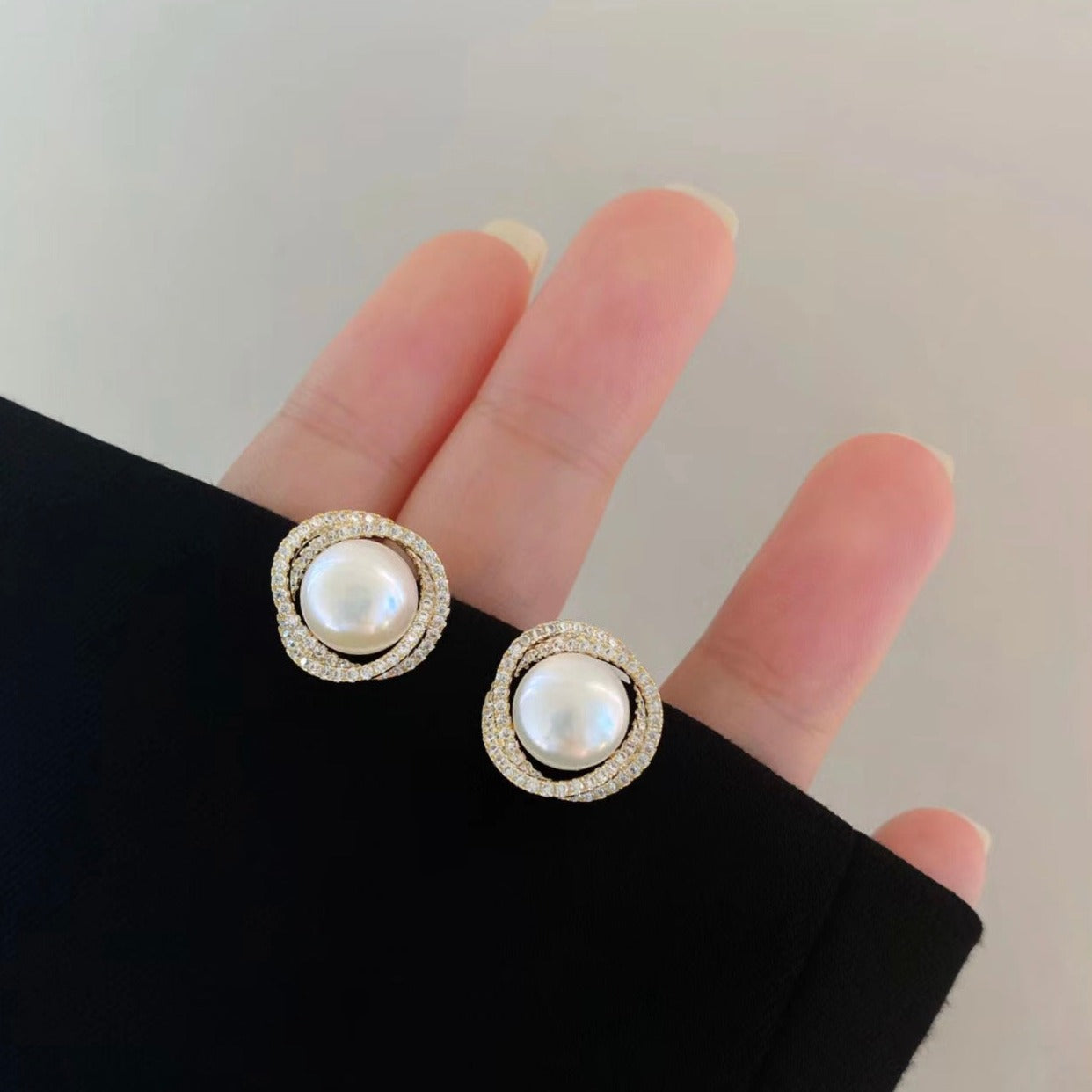 “Pearl Aura” Pearl Earrings E10