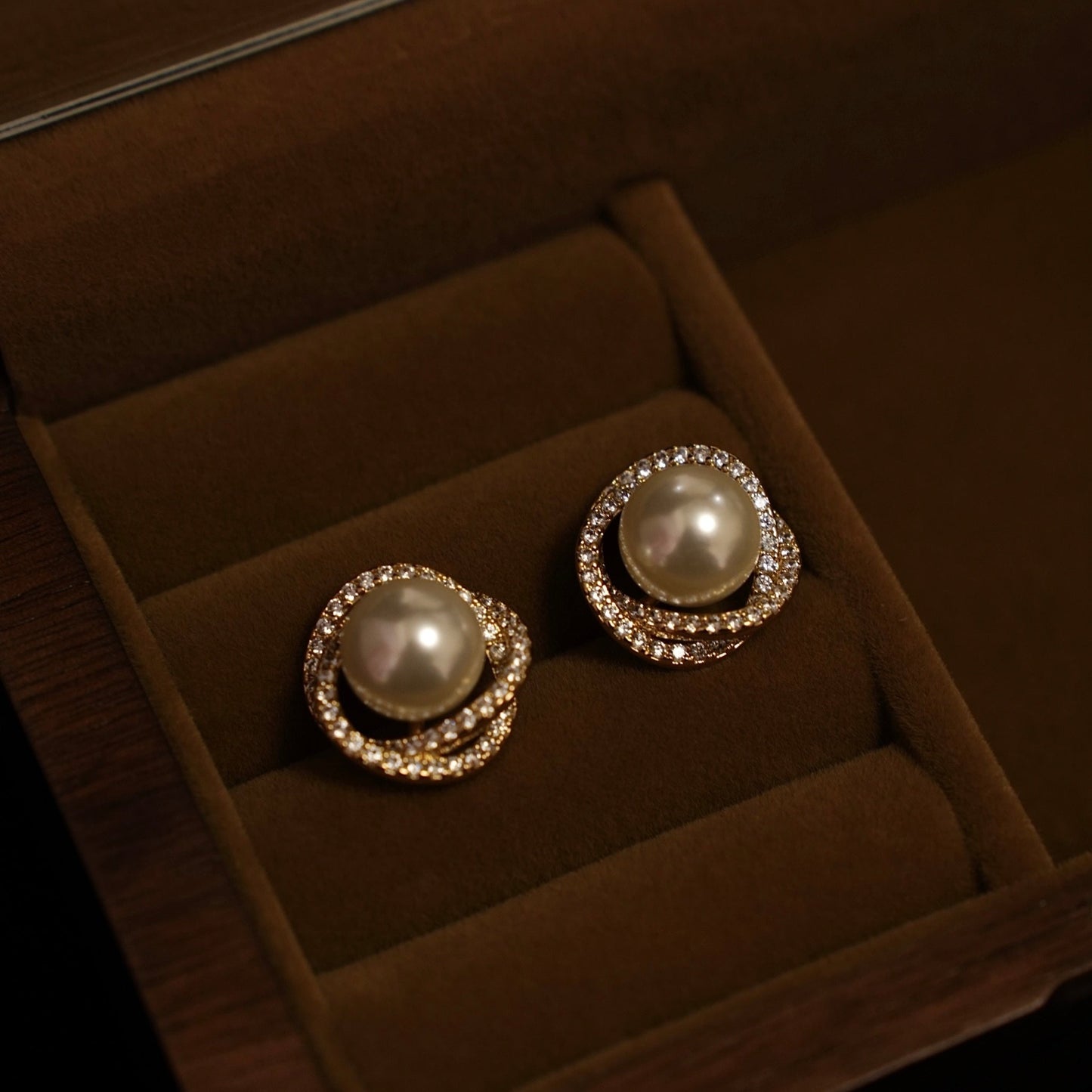 “Pearl Aura” Pearl Earrings E10