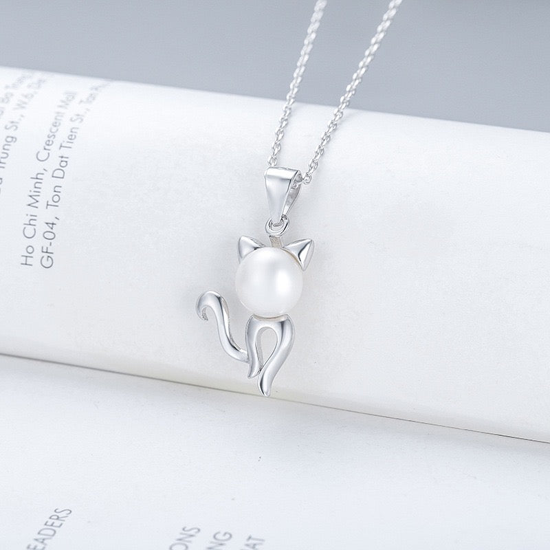 “Pearl Aura” Pearl Cat Pendant