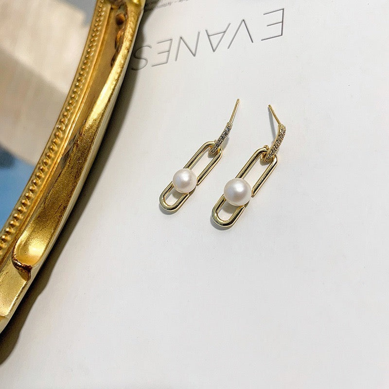 “Pearl Aura” Pearl Clip Earring
