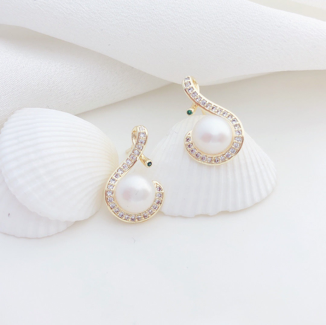 “Pearl Aura” Pearl Earrings E09