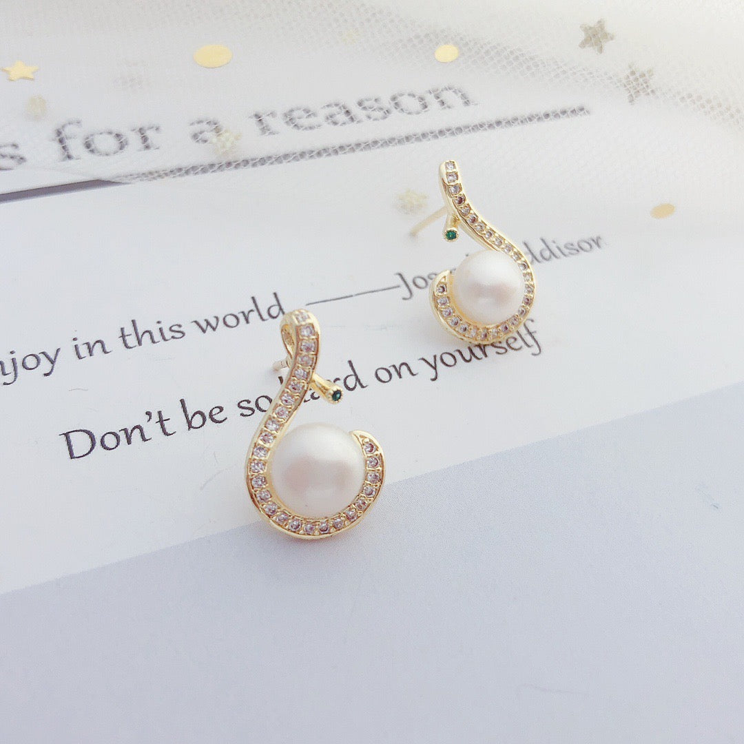 “Pearl Aura” Pearl Earrings E09