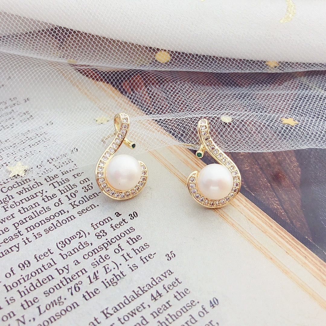 “Pearl Aura” Pearl Earrings E09