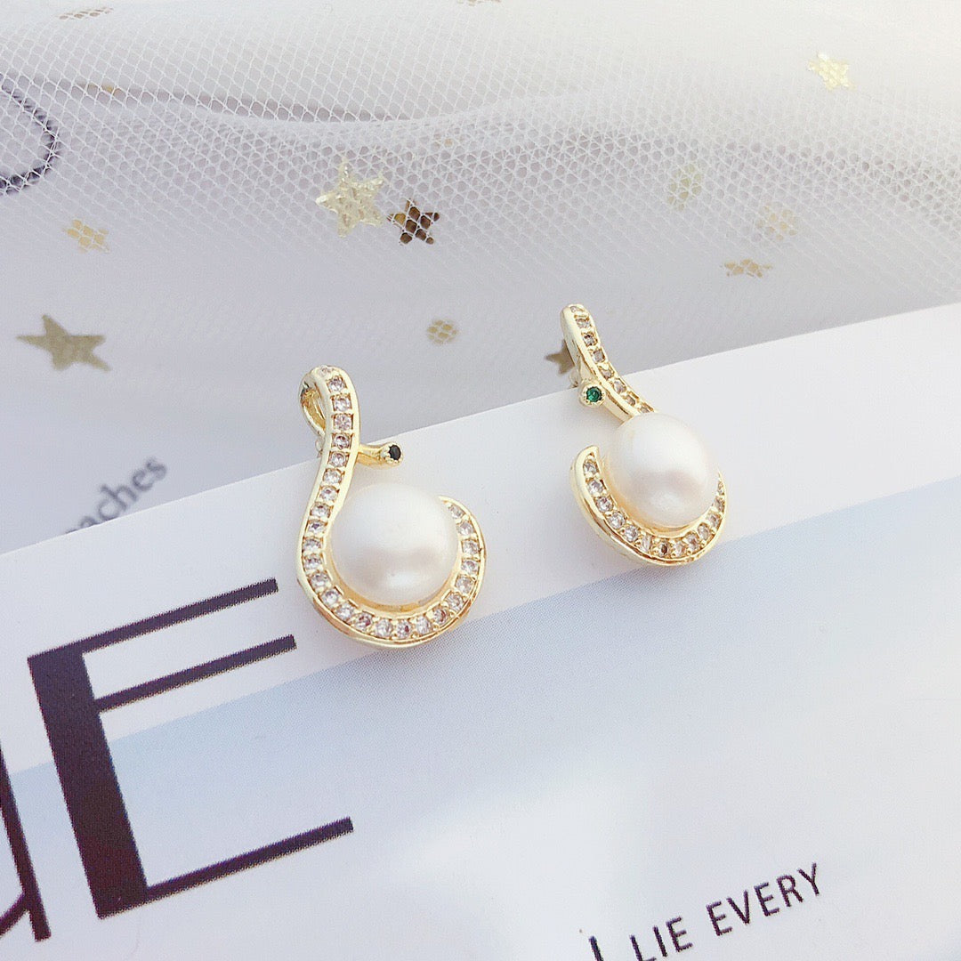 “Pearl Aura” Pearl Earrings E09