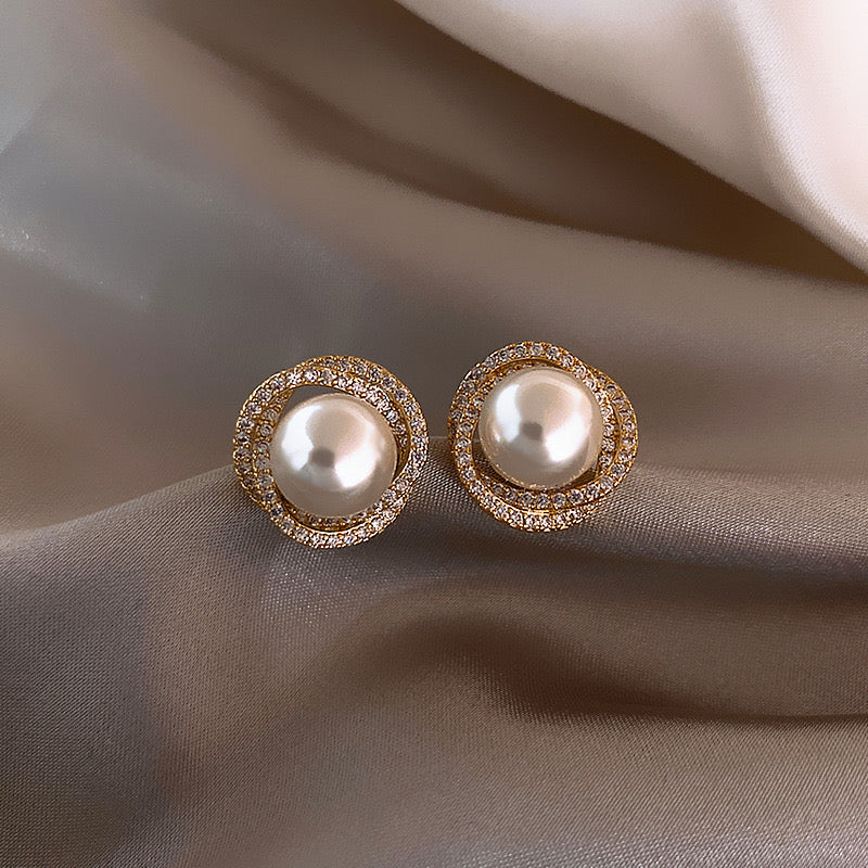 “Pearl Aura” Pearl Earrings E10