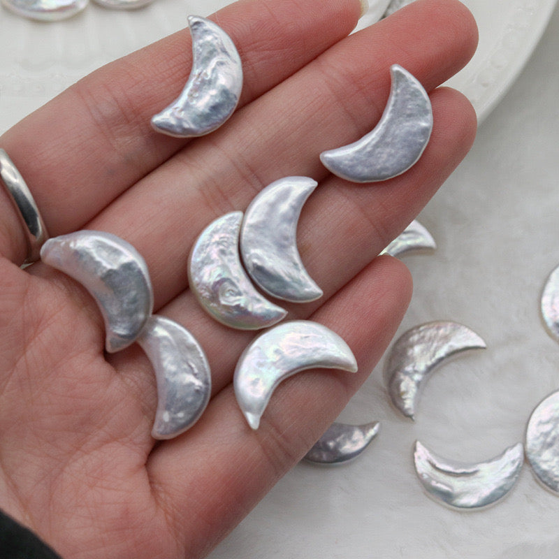 “Pearl Aura" Moon- shaped pearls