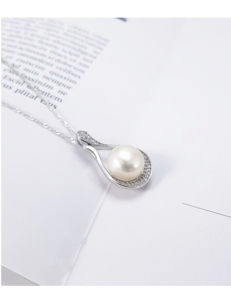 ”Pearl Aura“ Drop Pendant