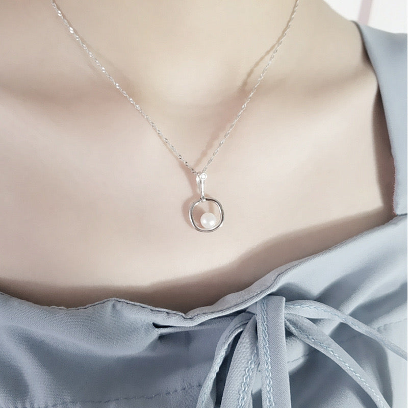 ”Pearl Aura“ Gleaming O Pendant