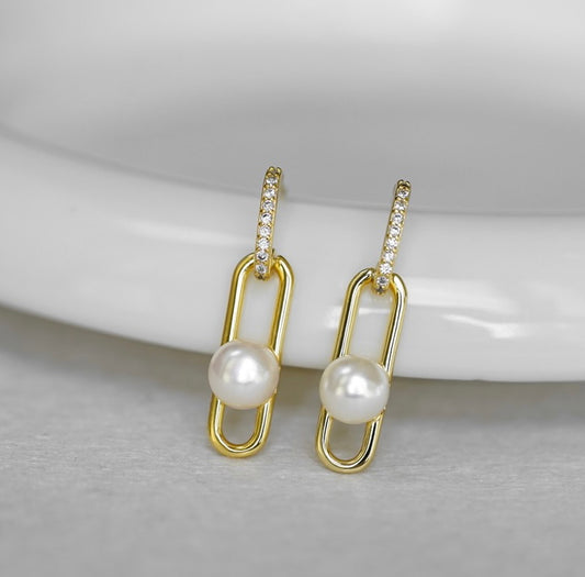 “Pearl Aura” Pearl Clip Earring